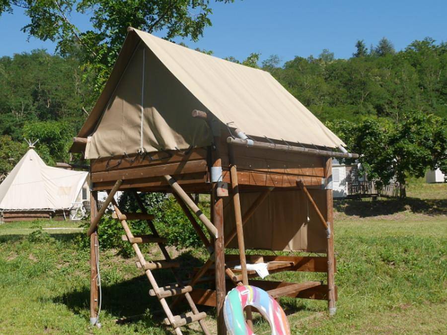 Flower Camping Le Mas de Champel  - Tente en toile et en bois 2 personnes - Bivouac Standard sur pilotis -1 chambre in Les Ollières-sur-Eyrieux, Parc naturel régional des Monts d'Ardèche