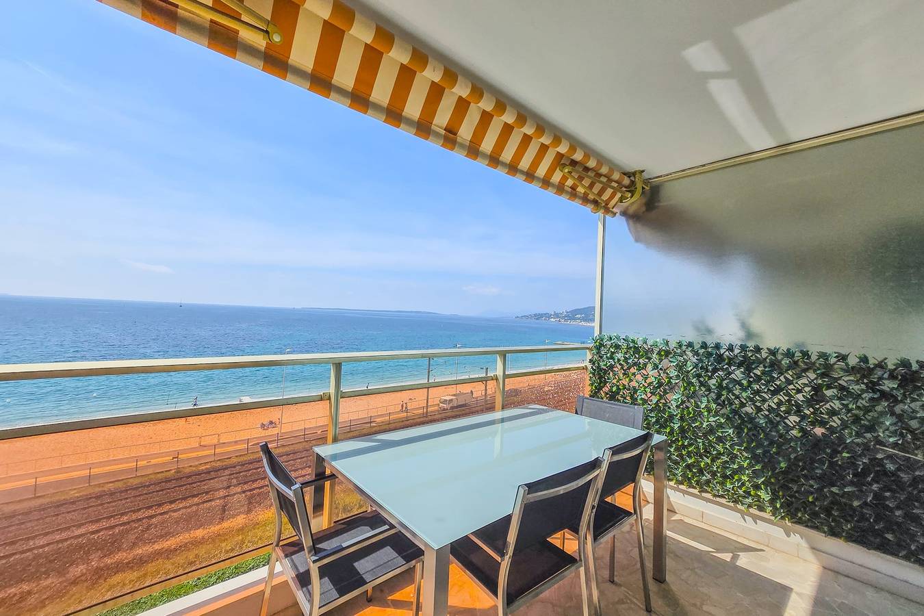 Hel ferieleilighet, Apartment 4 guests, front of the sea in Antibes, Cannesregionen
