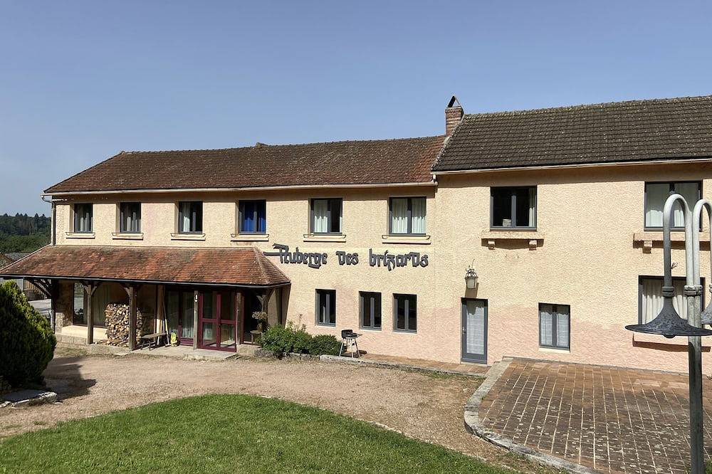 L'ancienne auberge des Brizards- Pêche et nature 15 personnes in Quarré-les-Tombes, Parc naturel régional du Morvan