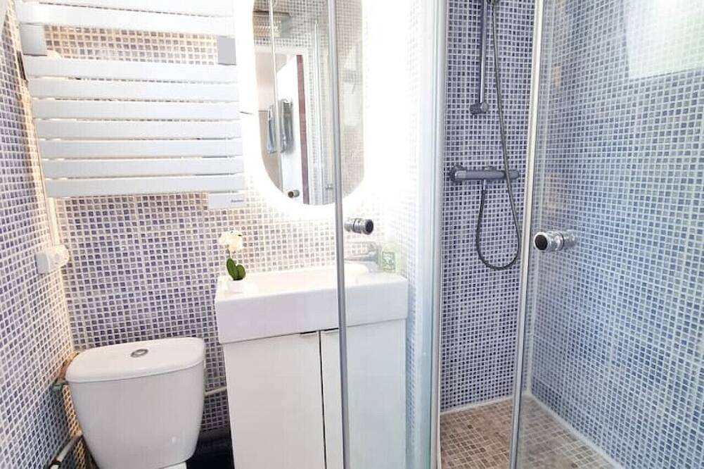 Entire apartment, Large studio with terrace 15 minutes from Paris-La Défense in Suresnes, Hauts-de-Seine