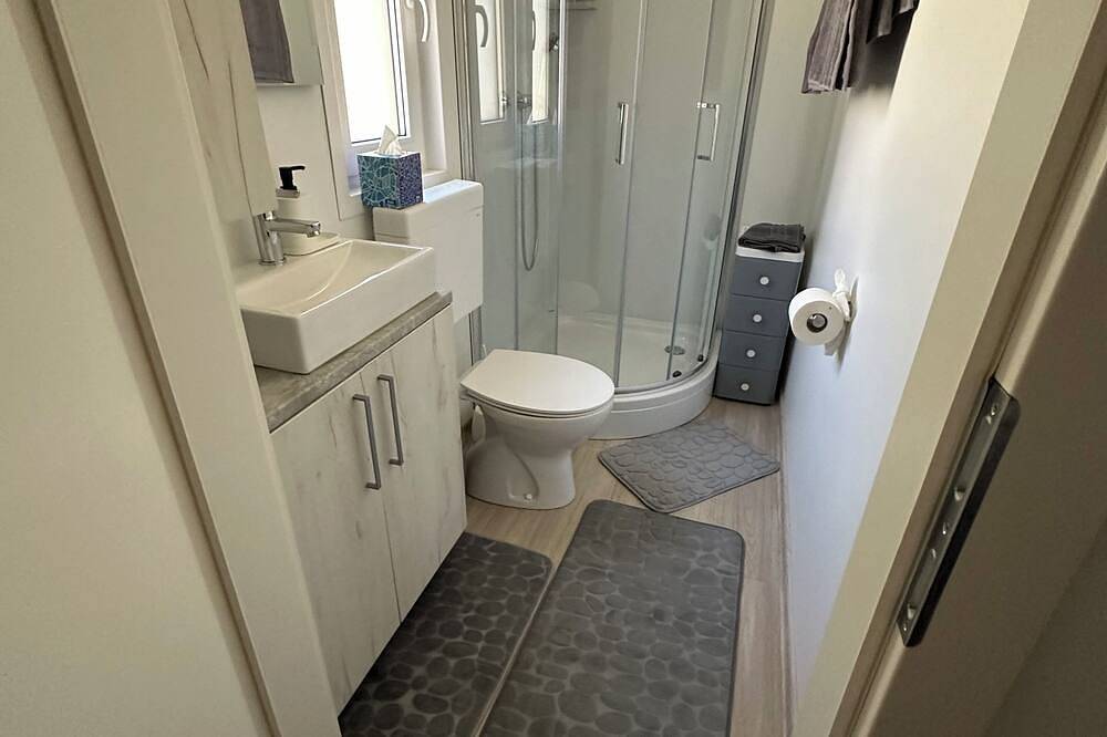 Luxcube 3 Komplette 2 Zimmer Unterkunft 27qm für bis zu 4 Erwachsenen Personen in Agarn, Walliser Alpen