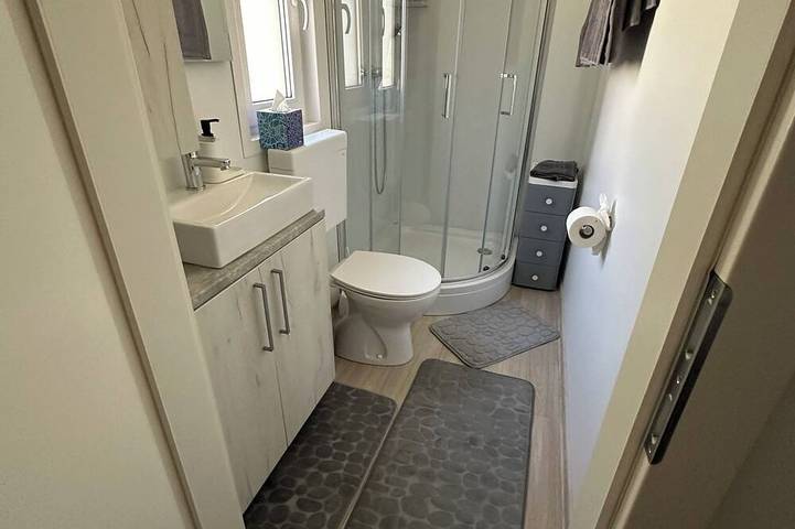 Luxcube 3 Komplette 2 Zimmer Unterkunft 27qm für bis zu 4 Erwachsenen Personen in Agarn, Walliser Alpen