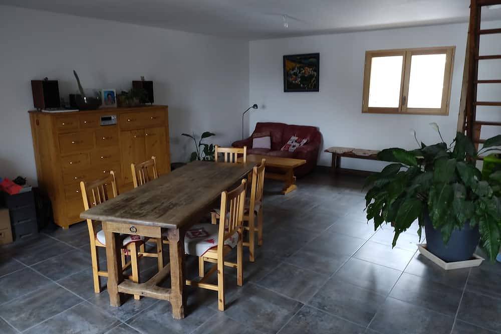 A large house in a remote mountain hamlet surrounded by nature in Champcella, Nationalpark Écrins