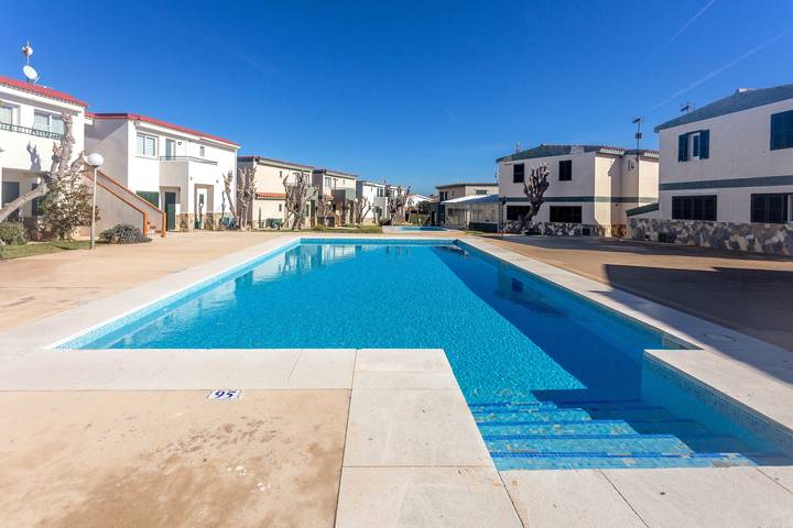 Apartamento entero, Apartamento 'Cala En Forcat' con Piscina Compartida, Terraza Comunal y Wi-Fi in Cala Blanes, Ciudadela