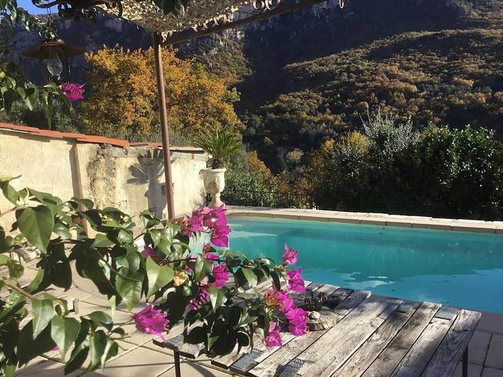 Gîte pour 2 personnes, avec jardin et piscine ainsi que vue et balcon à Gourdon (Provence-Alpes-Côte d'Azur)
