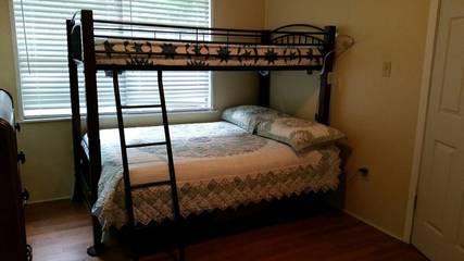 Log Cabin for 6 People in Sam Rayburn Reservoir, Texas, Photo 1