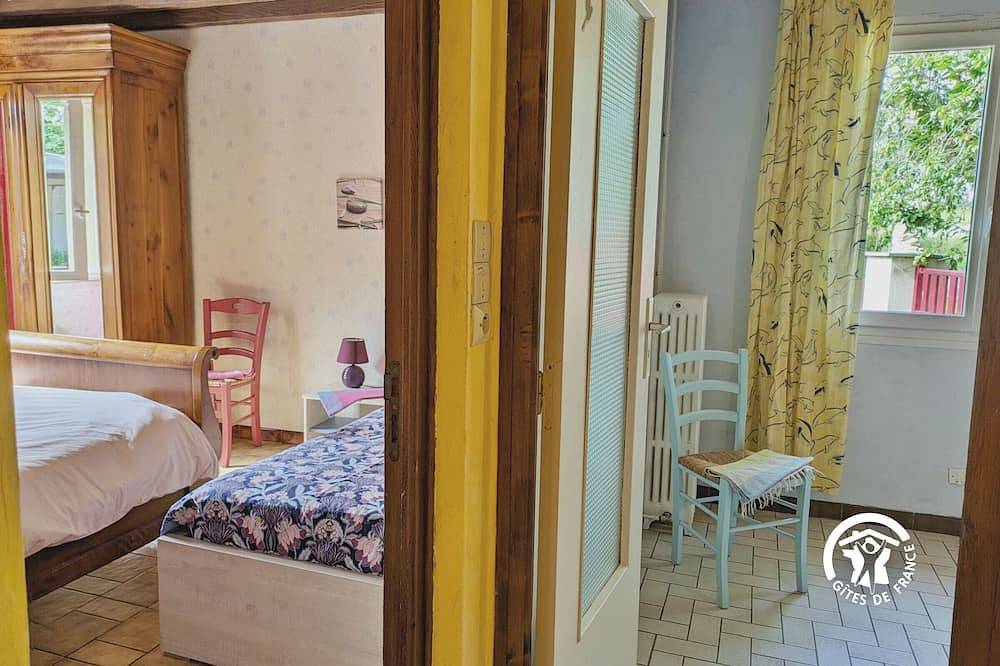 Gîte familial 3 chambres avec étang privé, terrasse, activités nautiques et commerces à proximité in La Selle-Craonnaise, Mayenne