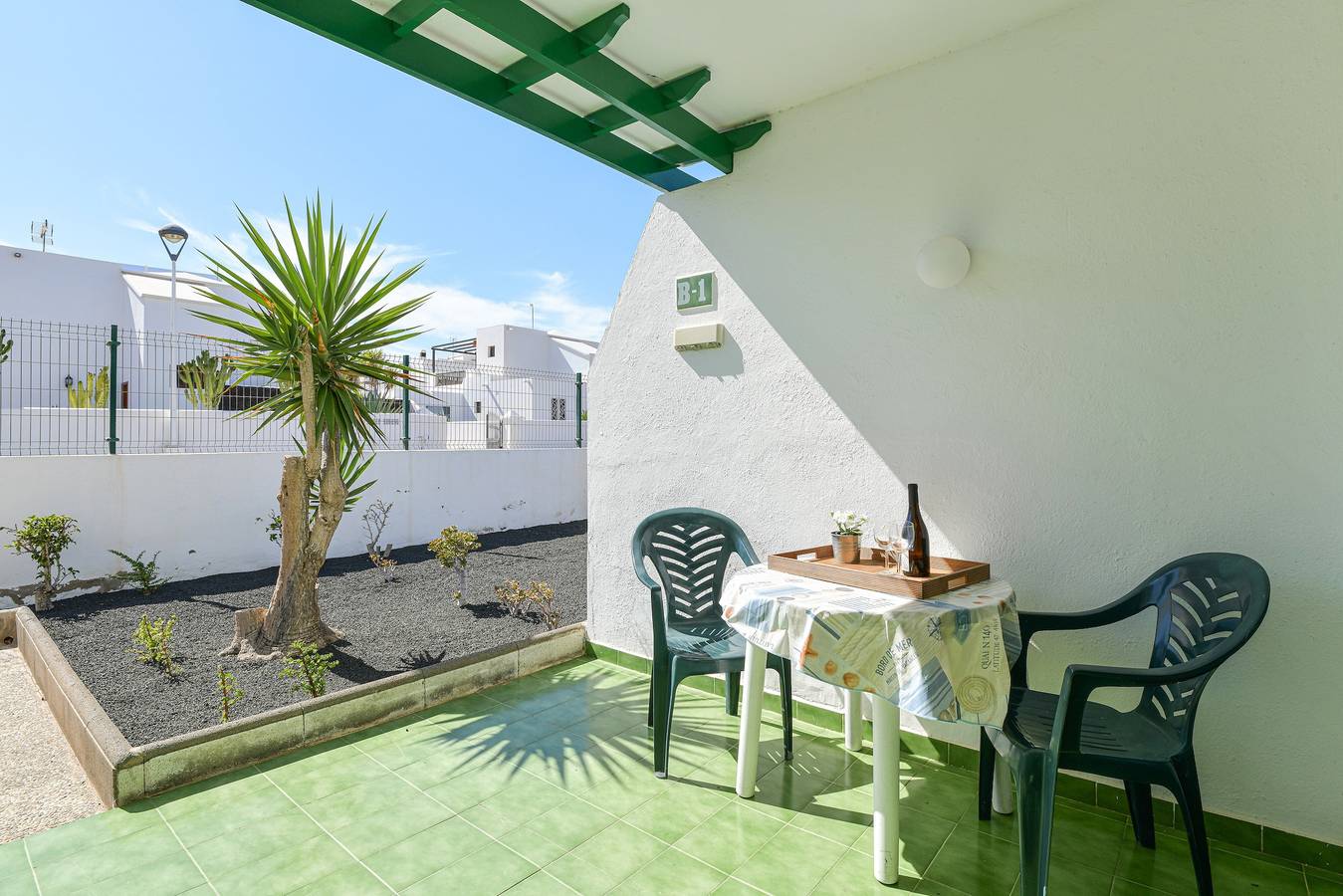 Hel lejlighed, Cosy Apartment "Mimosa B1" Close to Beach with Terrace, Pool & Wi-Fi in Puerto del Carmen, Tías
