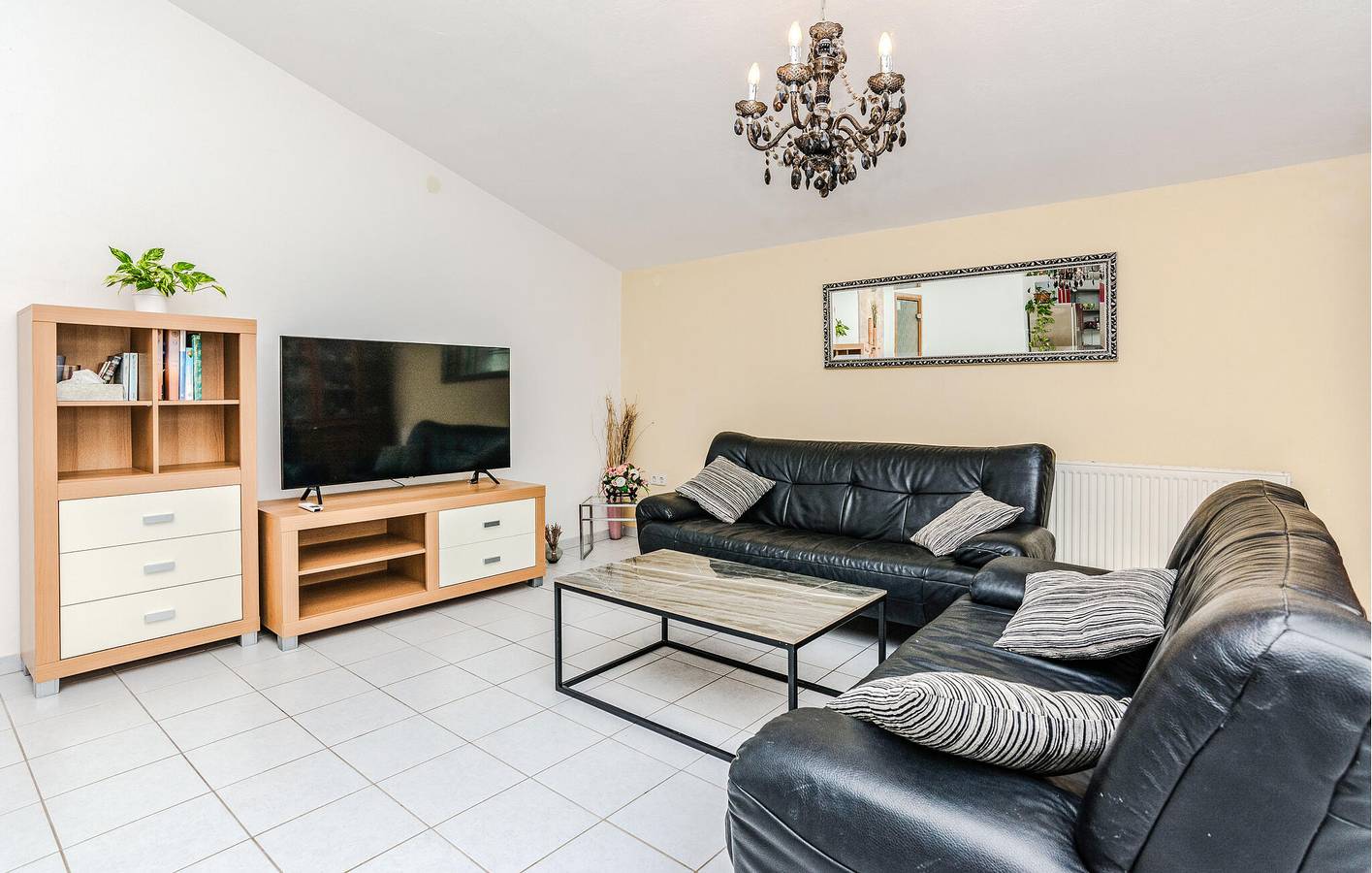 Ganze Ferienwohnung, Schickes 120 m² großes Apartment mit Terrasse, Küche und nur 900 m vom Strand entfernt in Vir