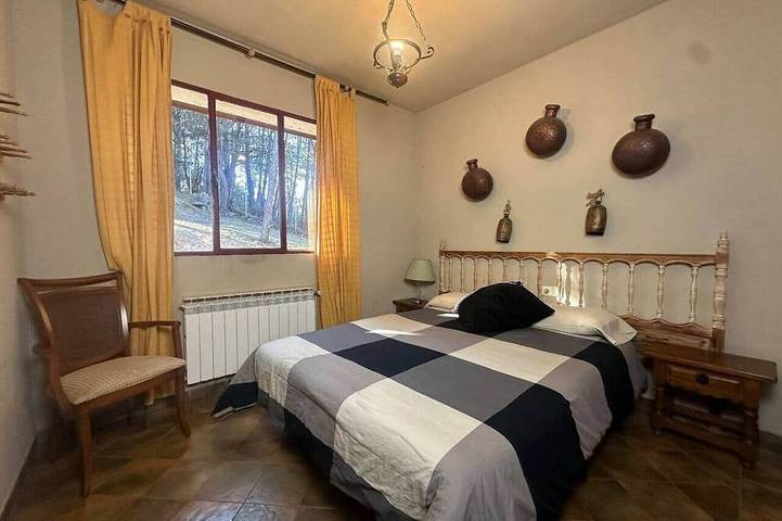 House for groups of 16 with pool and barbecue in El Tiemblo in El Tiemblo, El Burguillo Reservoir