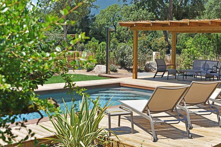 Villa pour 4 personnes, avec terrasse ainsi que piscine et jardin
