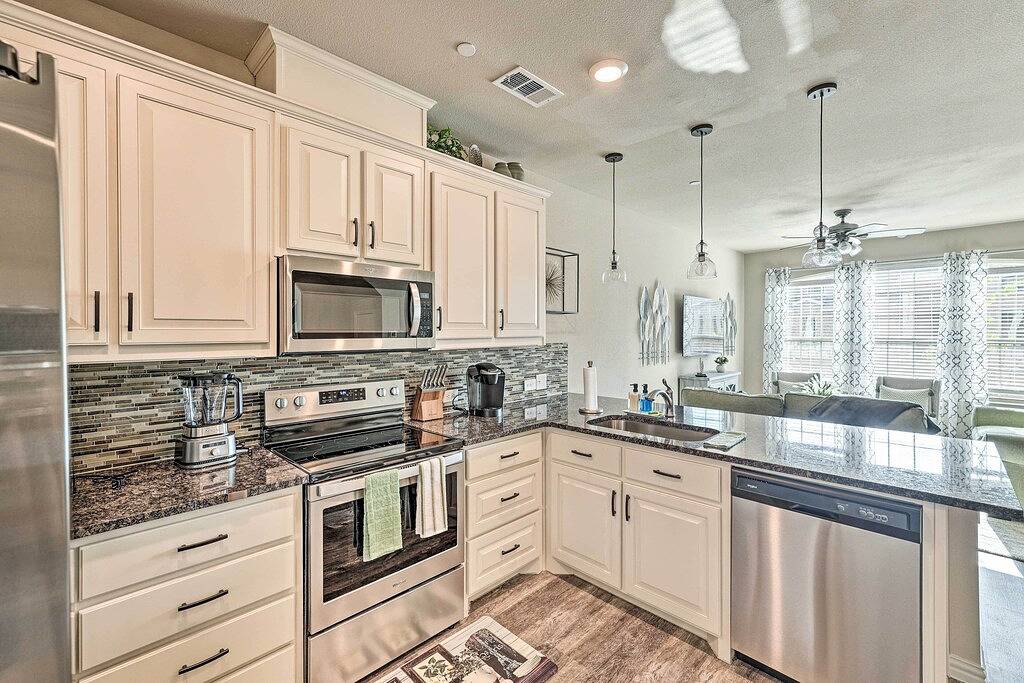 Brand-New Townhome Near Unt/Twu & The Square! in Denton, Denton County