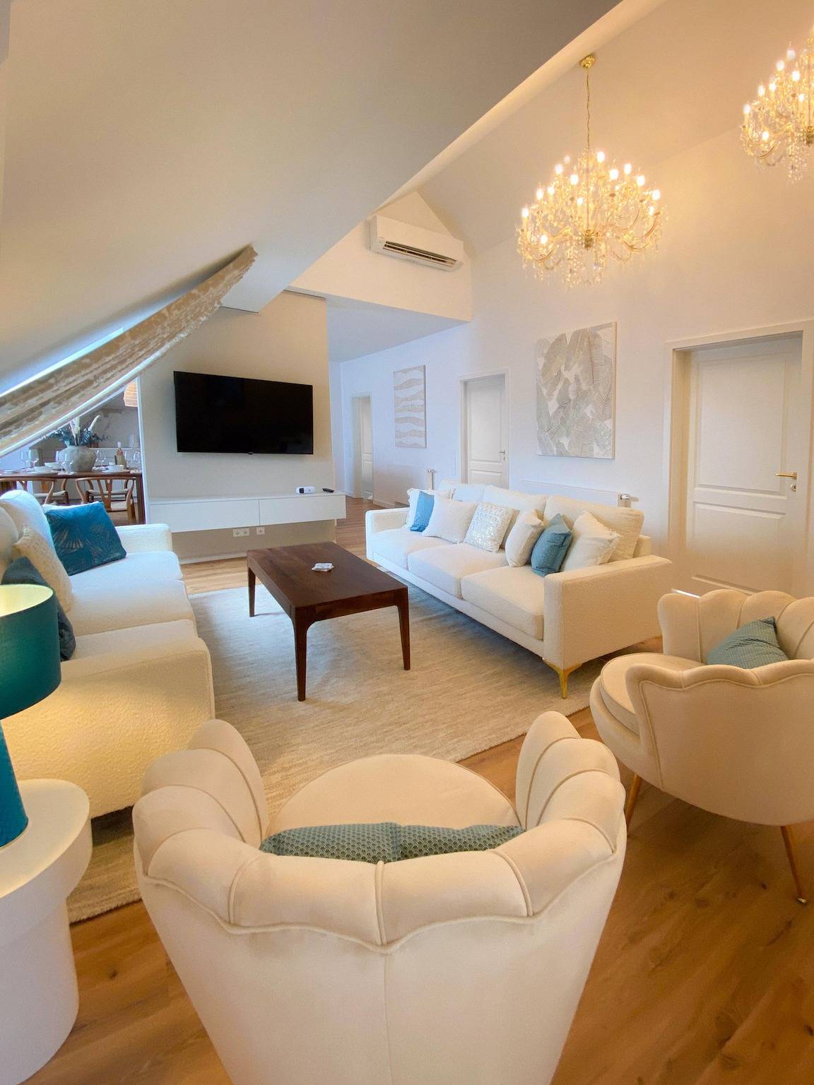 Ganze Ferienwohnung, Grand Deluxe Dachwohnung in Neustadt an der Weinstraße, Pfälzer Rheinebene