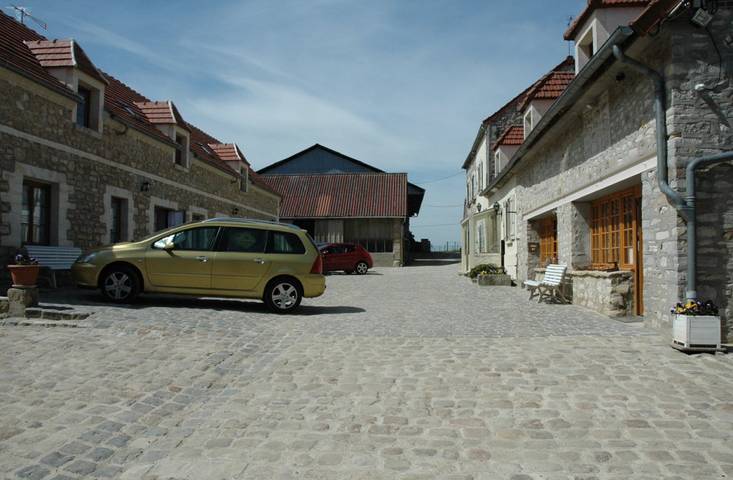 Gîte pour 10 personnes, avec terrasse ainsi que jardin et piscine, animaux acceptés dans Oise - 2