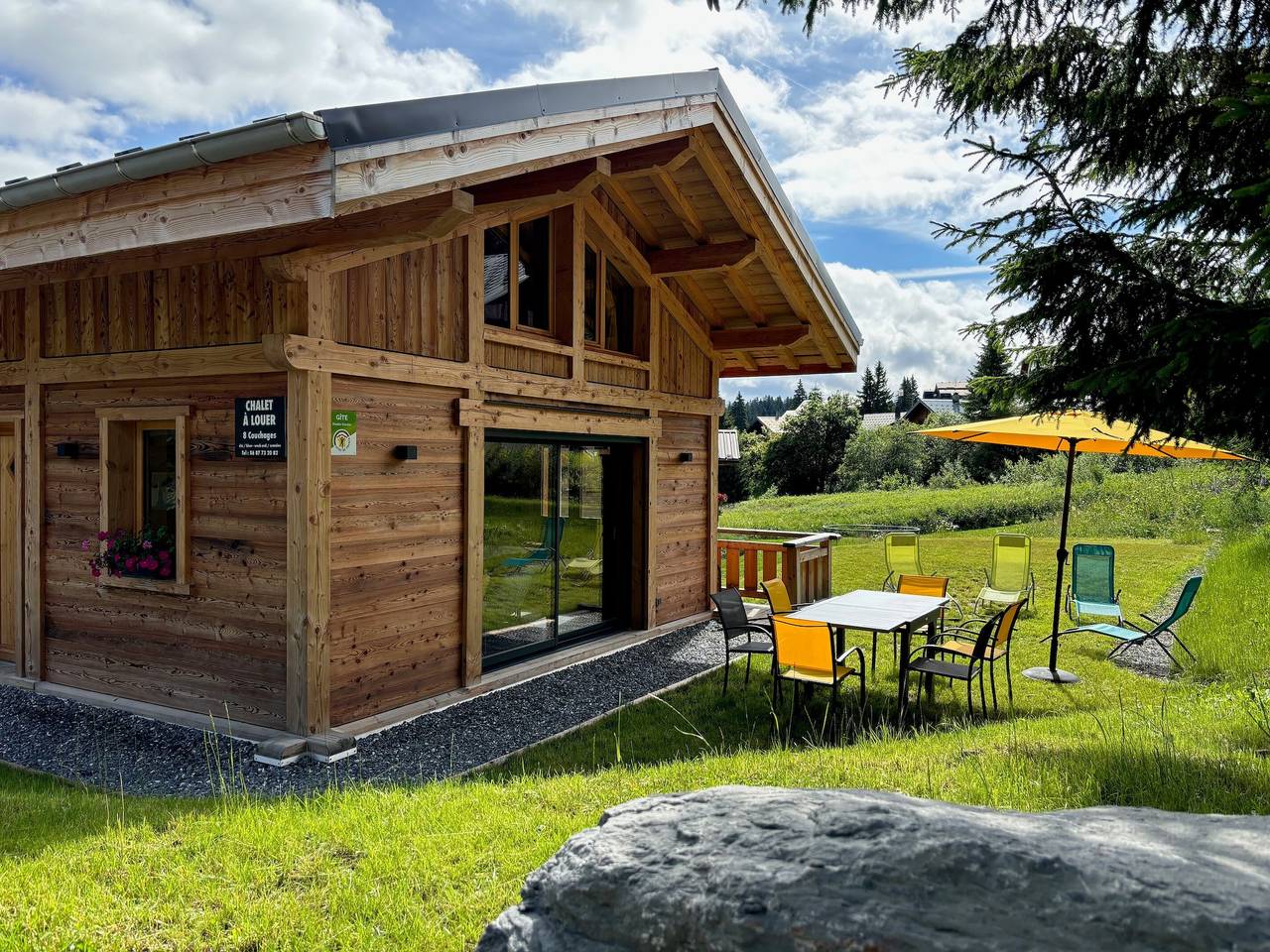 Chalet "Mazot Savoyard" avec vue sur les montagnes, terrasse privée et Wi-Fi in Le Praz de Lys, Taninges