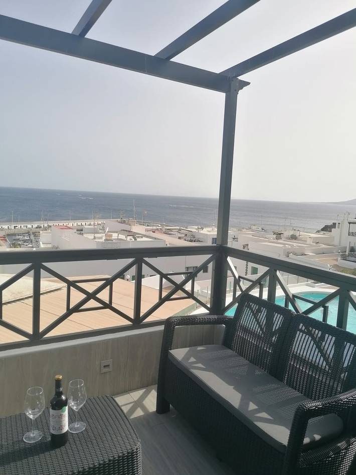 Apartamento entero, Apartamento de vacaciones 'Apartamento Alyce' con vistas al mar, terraza privada y Wi-Fi in Puerto del Carmen, Tías