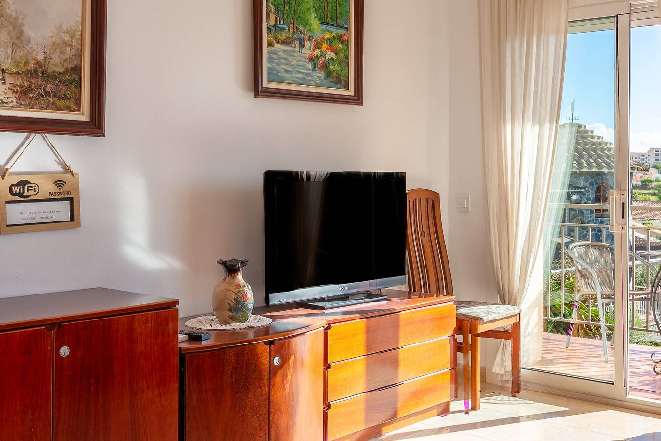 Apartamento entero, Casa de vacaciones 'Durero' con vistas a la montaña, Wi-Fi y aire acondicionado in Pineda de Mar, Costa del Maresme