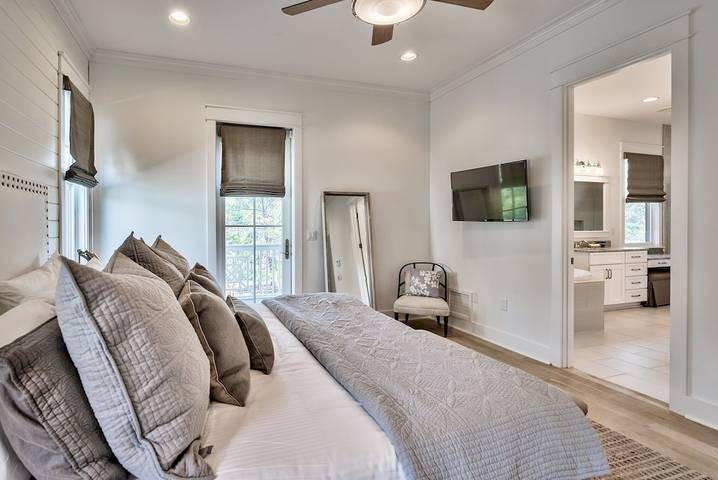 Vacation house for 12 people, with balcony and pool in Seaside