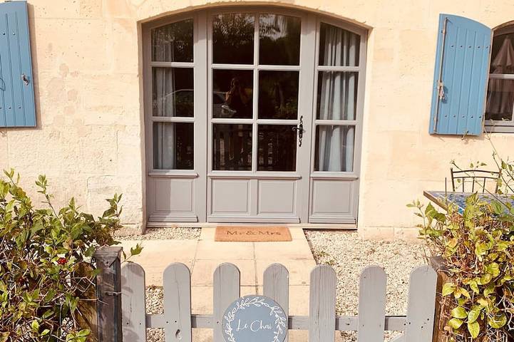 Gîte pour 4 personnes, avec terrasse ainsi que piscine et jardin