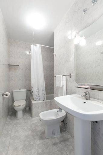 Triple Room with Private Bathroom in Lavacolla, Saint-Jacques-de-Compostelle