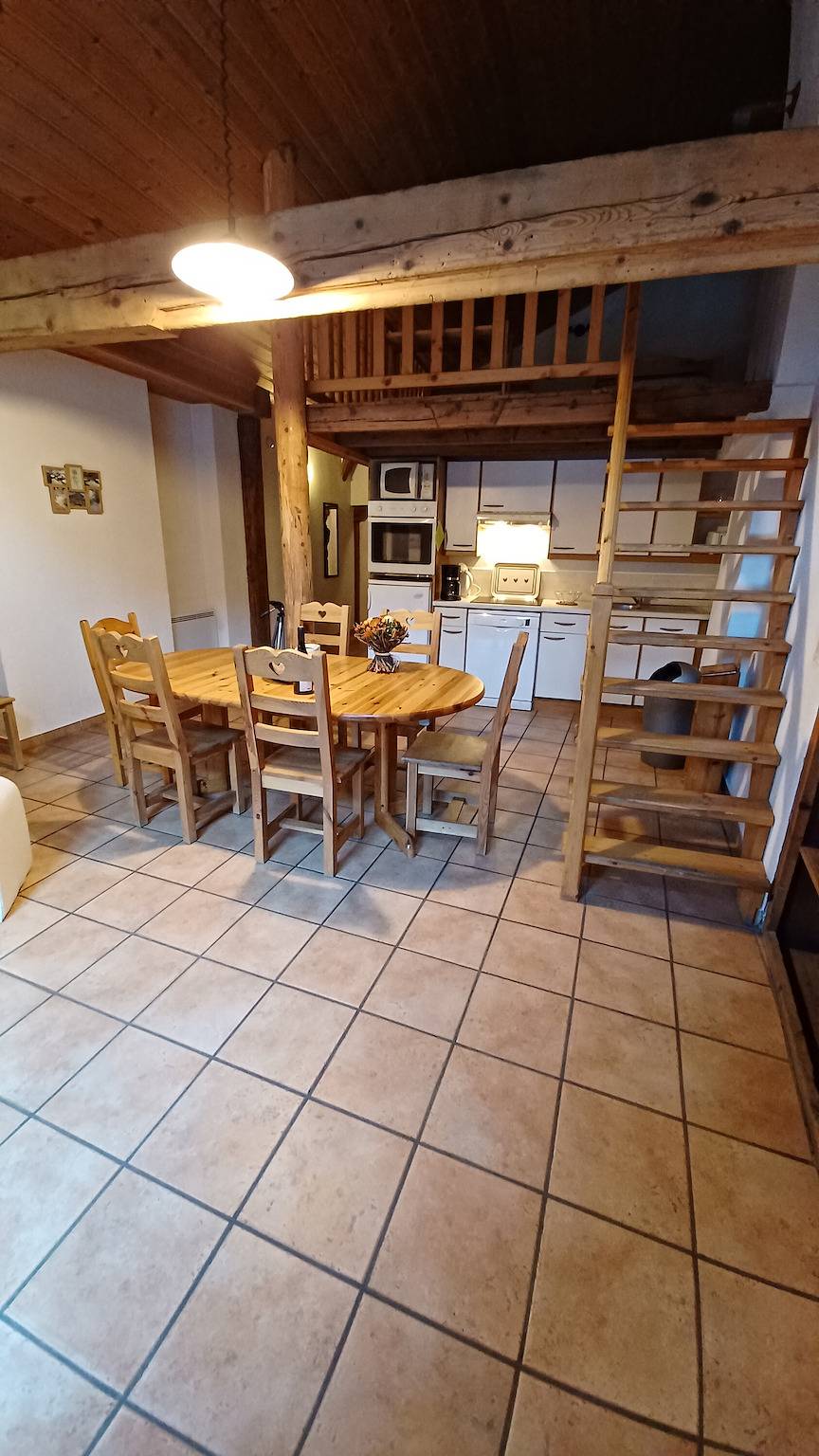 Appartement entier, Appartement "Le Génépi" avec vue sur les montagnes, balcon et Wi-Fi in Lanslebourg-Mont-Cenis, Région de Saint-Jean-de-Maurienne