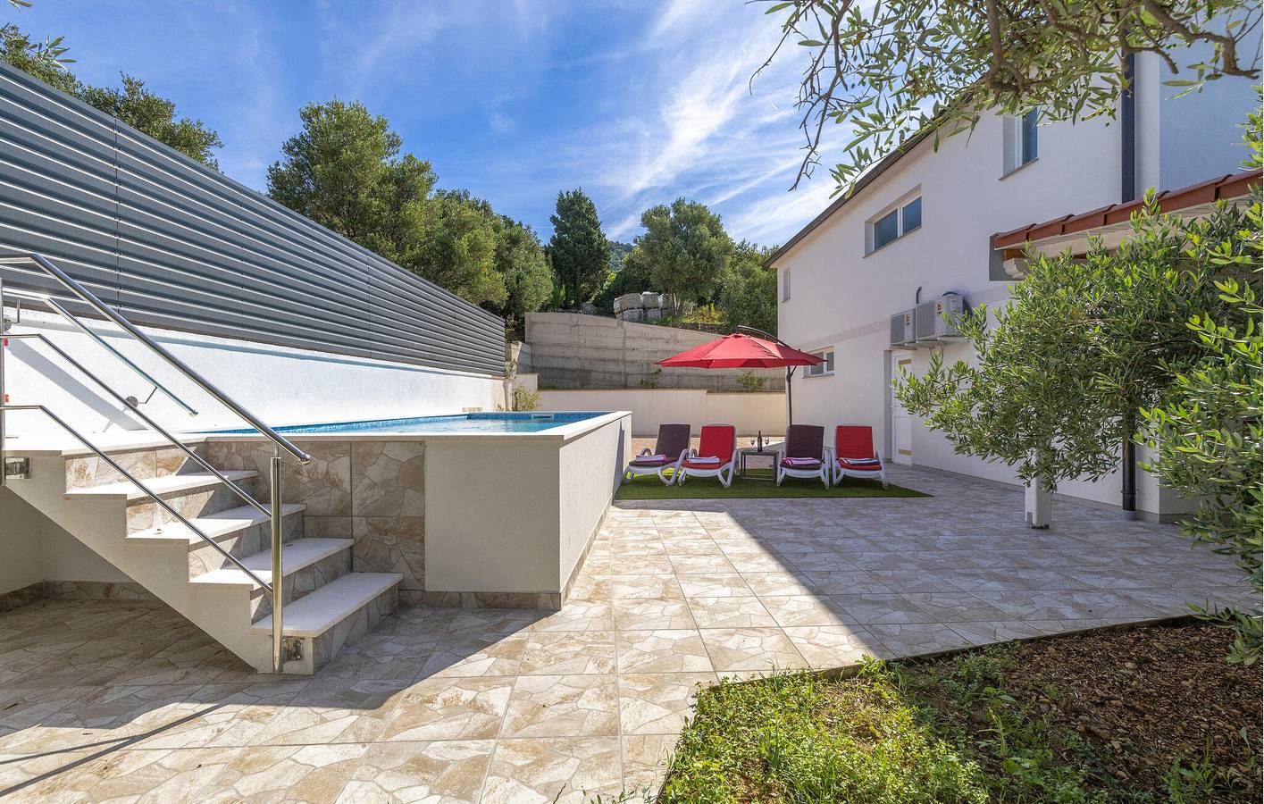 Apartment mit Meerblick, Pool, Terrasse und WLAN – 2 km vom Strand entfernt in Banjol, Rab