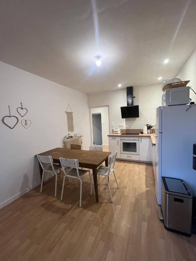 Location de vacances pour 5 personnes, avec jardin et vue sur le lac ainsi que vue et piscine à Saint-Malô-du-Bois