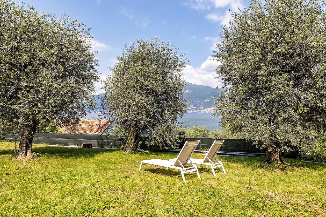 Appartement entier, Appartement "Casa Maria" avec vue sur le lac, jardin privé et Wi-Fi in Brenzone, Montagnes autour du lac de Garde
