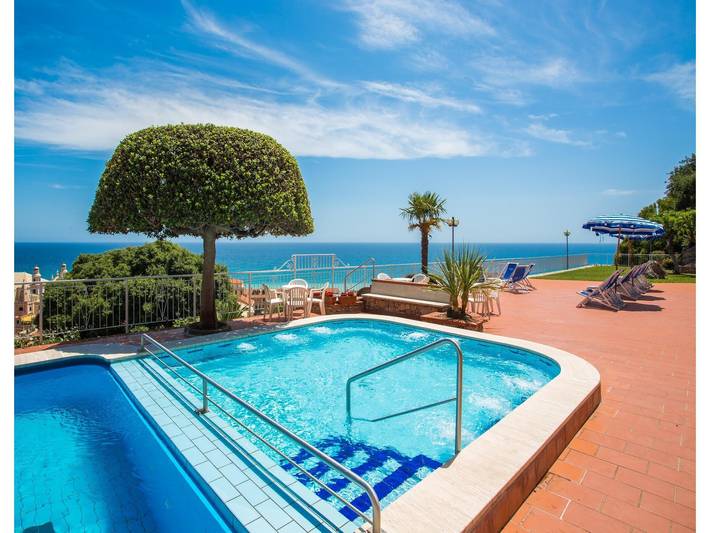 Ferienwohnung für 4 Personen, mit Balkon und Whirlpool sowie Kinderpool und Pool in Pietra Ligure Gemeinde