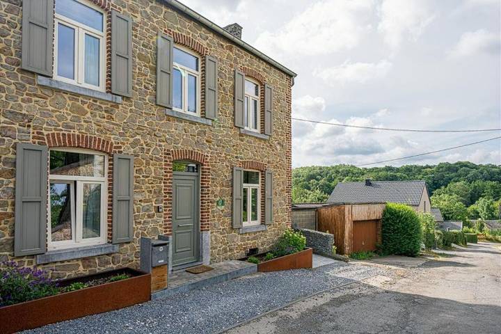 Location de vacances pour 8 personnes, avec terrasse ainsi que jacuzzi et piscine à Marchin - 3