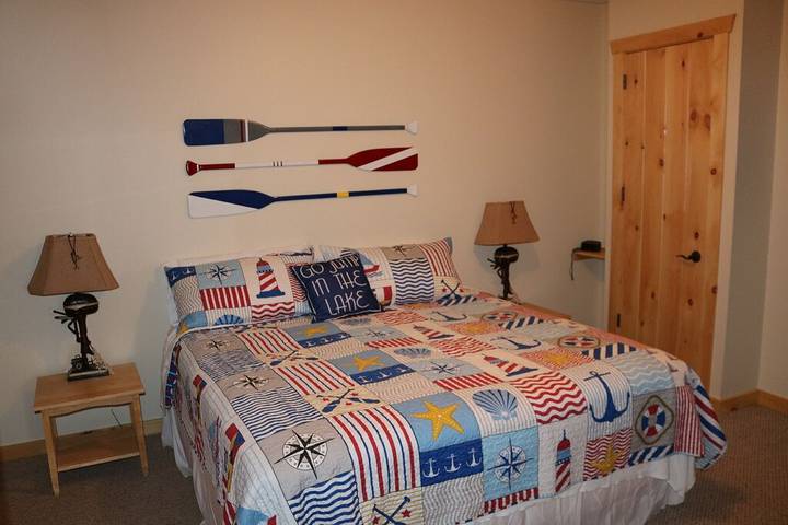 Lodge for 12 people, with yard in Raystown Lake