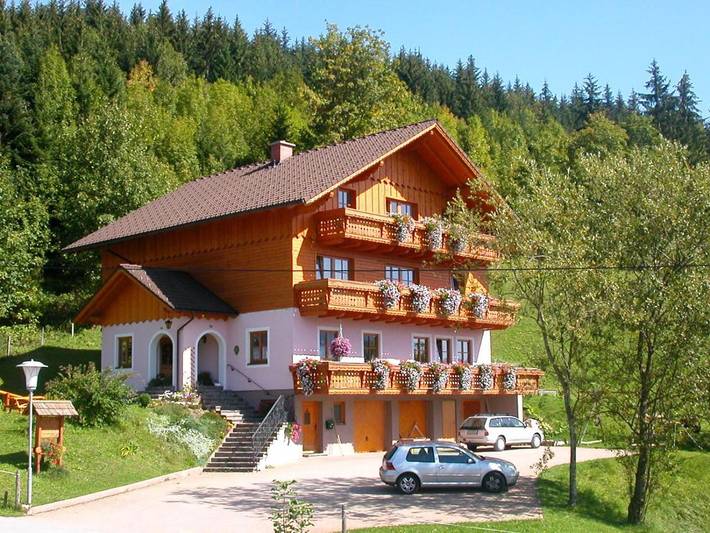 Privatzimmer für 3 Personen, mit Ausblick und Garten sowie Balkon