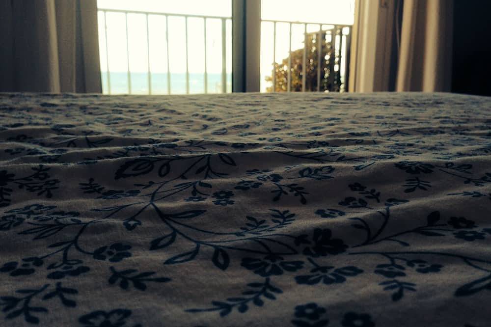 Apartamento entero, Malaga: Wifi, A/C, primera linea de playa, piscina, tenis, espectaculares vistas frontales y despejadas al mar in Torre de Benagalbón, Rincón de la Victoria