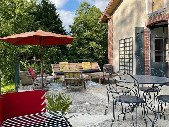 Location de vacances pour 5 personnes, avec terrasse ainsi que piscine et vue à Vichères - 4
