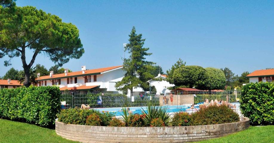 Apartamento vacacional entero, Apartamento vacacional en pueblo de vacaciones con piscina y jardín in Bibione, San Michele al Tagliamento