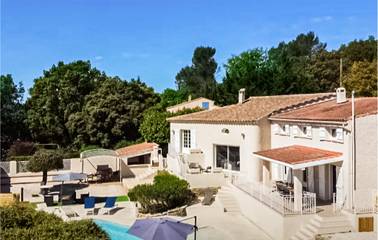 Gîte pour 11 personnes, avec terrasse ainsi que jardin et piscine à Sainte-Anastasie-sur-Issole