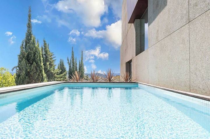 Ferienhaus für 8 Personen, mit Pool und Garten sowie Balkon, mit Haustier