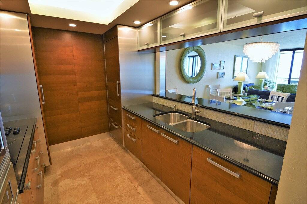 Ganze Wohnung, Sanibel Harbour Resort Harbour Tower 416: Relaxing in lanai gliders after a day of adventuring in Punta Rassa, Southwest Florida