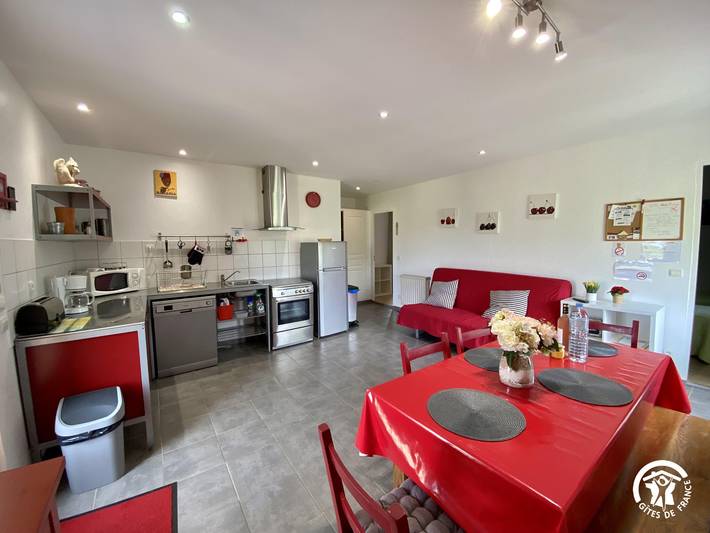 Gîte pour 4 personnes, avec jardin et piscine à Montséret - 2