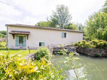 Gîte pour 6 personnes, avec terrasse et jardin à Conne-de-Labarde