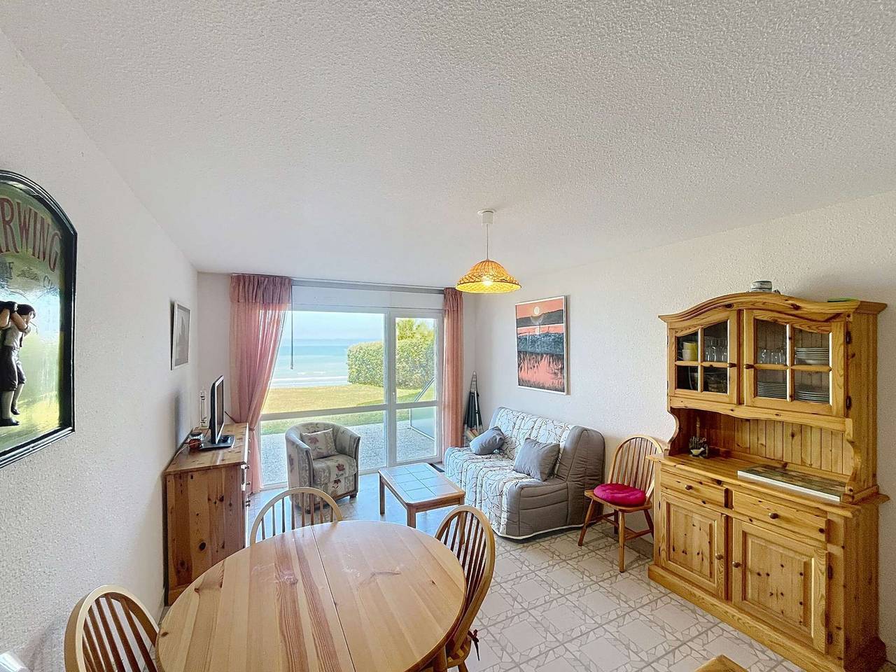 Entire apartment, Seaside apartment with 2 bedrooms and parking in Jullouville, Côte de la Déroute