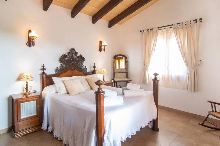 Cozy home in Alcudia with private swimming pool, can be inside or outside in Alcúdia, Mallorcas Küste