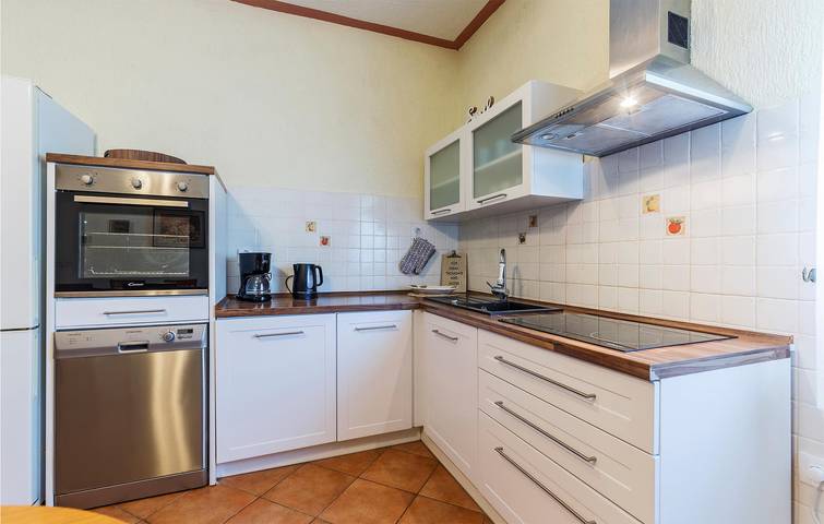 Ganze Ferienwohnung, Gemütliche Ferienwohnung mit Terrasse, WLAN und Parkplatz in der Nähe des Flughafens Pula in Valtura, Südküste Istrien