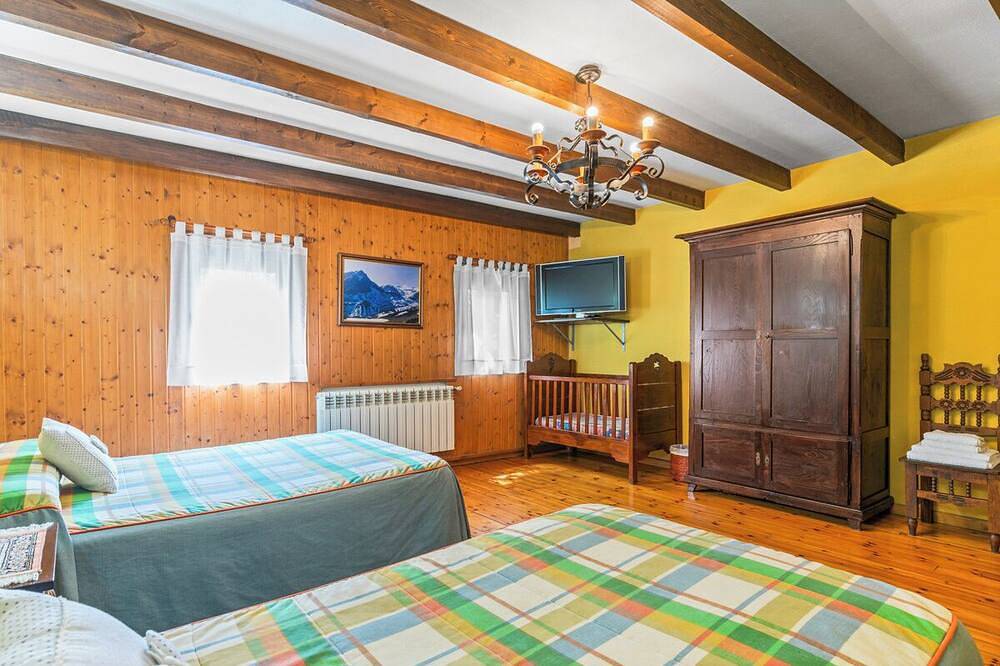 Entire apartment, Lorences Rural Apartments with mountain views for 5 people in Somiedo, Cordillera Cantábrica
