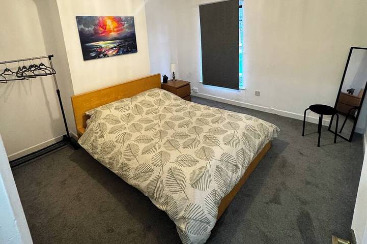 Cosy 2 bed house, WIFI, Free Parking, 2 Smart TVs, in Liverpool, Merseyside