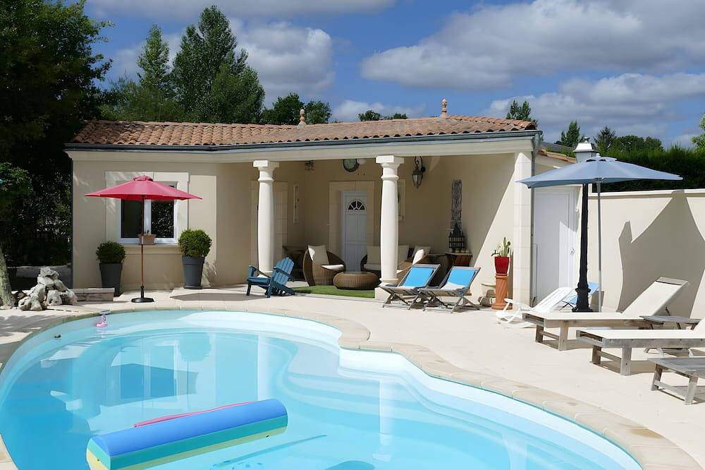 Casa de huéspedes 'Les Hortensias du Monastère' con piscina privada, terraza compartida y Wi-Fi in Saint-Aubin-de-Médoc, Región de Burdeos