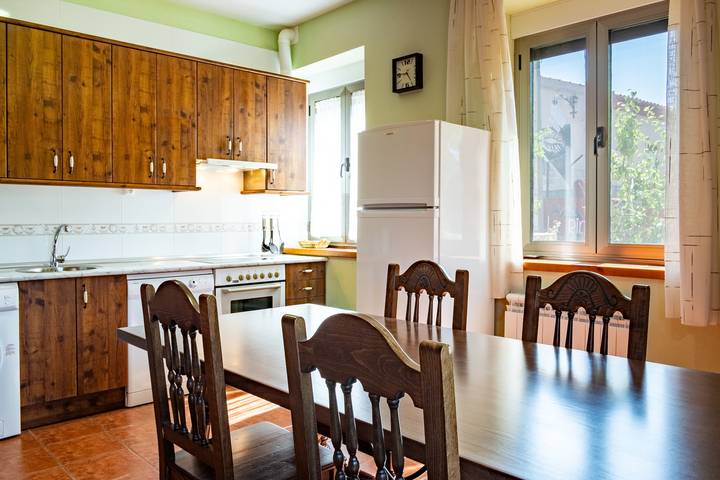 Apartamento vacacional entero, Casa de vacaciones 'El Parral' con vistas a la montaña, terraza compartida y Wi-Fi in La Rinconada de la Sierra, Provincia de Salamanca