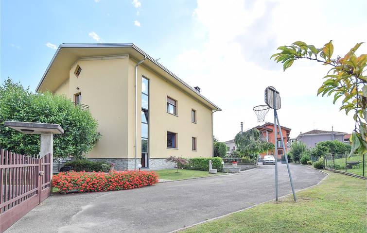 Geräumiges Apartment mit Terrasse, Garten und Seeblick in Gozzano, Novara Provinz