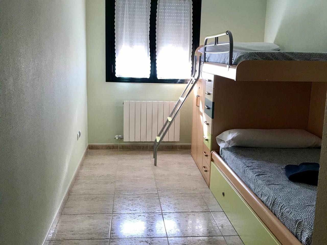 Entire apartment, Family-Friendly Apartment with Pool, Balcony, and Parking in Jaca in Jaca, Spanish Pyrenees