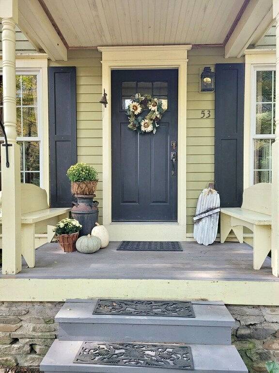 Located in the beautiful Heldebergs, This is a cute little house you will love. in Albany County